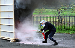消火イメージ：消火器を噴射